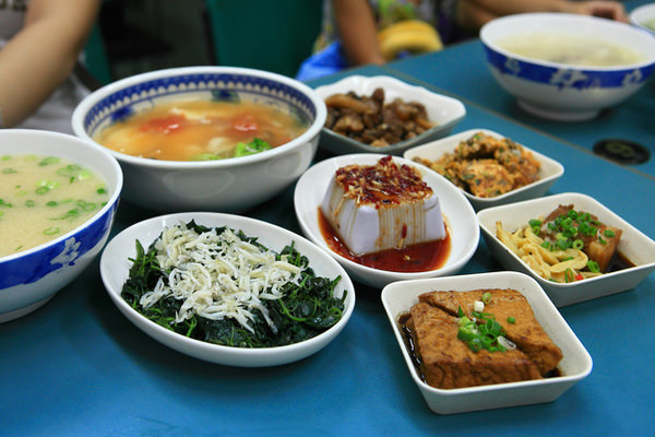 小菜，花生豆腐乳、魩仔魚地瓜葉、爌肉、油豆腐、菜埔蛋、香菇魯