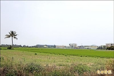官田工業區東側地區目前多為農田或空地。  （記者劉婉君攝）