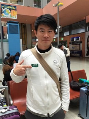 人在日本的高耀威把護照上的台灣國貼紙取下，改貼在胸前，才獲海關放行。（圖擷自高耀威臉書）