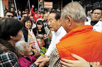 親民黨宋楚瑜昨到台南城隍廟上香祭拜，與在場的支持者握手、聊天。 （記者王捷攝）