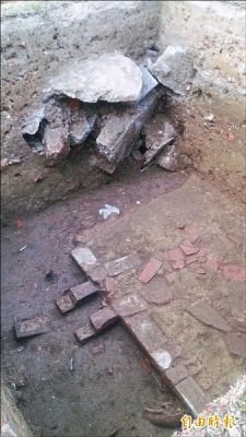 舊台南地院進行古蹟修護工程，周邊考古試掘探坑發現疑似古早建築遺構，是否就是傳說中的「馬兵營」，仍待進一步確認。（記者洪瑞琴攝）