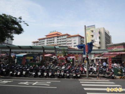 衛福部立台南醫院認為南醫大樓門面被南方公園商場擋住，對醫院營運沒有好處。（記者王俊忠攝）