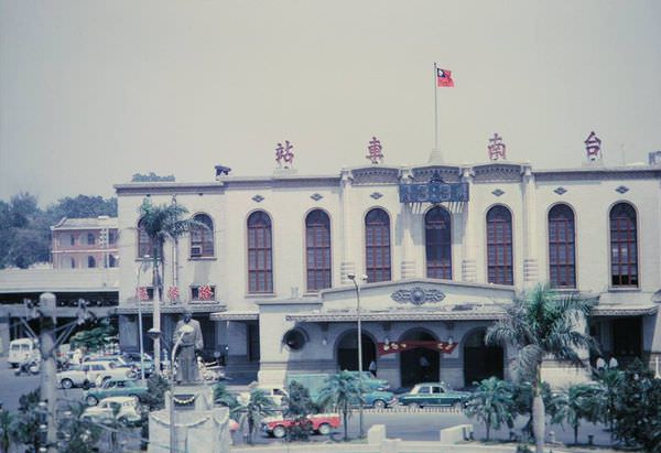1970年，台南火車站。面向成功路的銅像是鄭成功