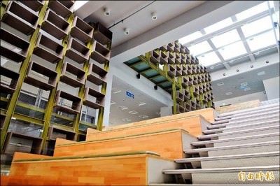 台南鹽埕圖書館內的長樓梯，不只可以行走，也可以坐下來閱讀。 （記者劉婉君攝）