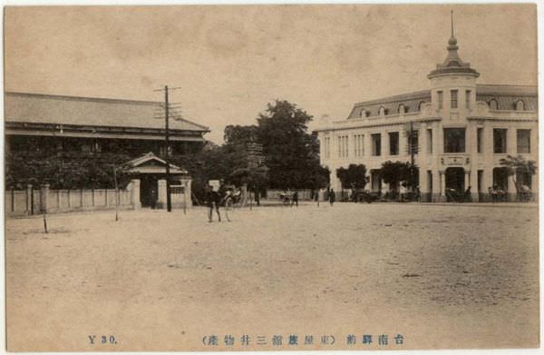 台南街道老照片-火車站前，左為國賓大樓前身勸業銀行支店，右為台南大飯店前身東屋旅館