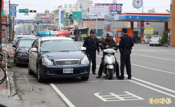 台南市將在4月1日起執行「機車安全GO執法」專案，取締機車違規行駛，騎士要小心了。（記者楊金城攝）