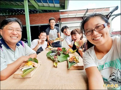 三股社區推出「三股好食節」，以在地食材料理台式海鮮燉飯，並有ＤＩＹ及生態產業知識小學堂。  （記者劉婉君攝）