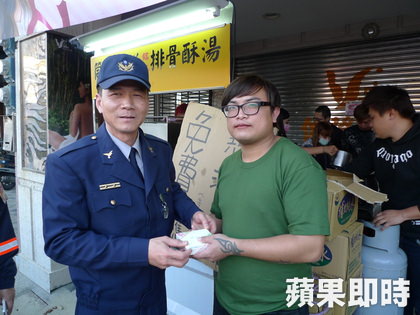 筒仔米糕攤商鄭哲宇提供免費米糕、熱湯給現場救災軍警消人員。黃揚明攝 