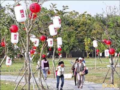 八田與一紀念園區懸掛紅色及白色日式燈籠，營造日式過年氣氛，卻有民眾認為「毛毛的」。 （記者劉婉君攝）