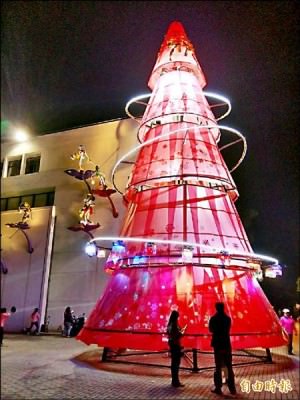 新營文化中心前的「紅色狂想」耶誕樹有十五米高、七米寬，還可與周邊環境互動。  （記者劉婉君攝）