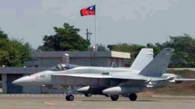 兩架美軍陸戰隊F-18C大黃蜂戰機昨從日本琉球飛往菲律賓執行任務，回程時迫降台南機場，等待美方維修人員來台處理。 （取自網路）