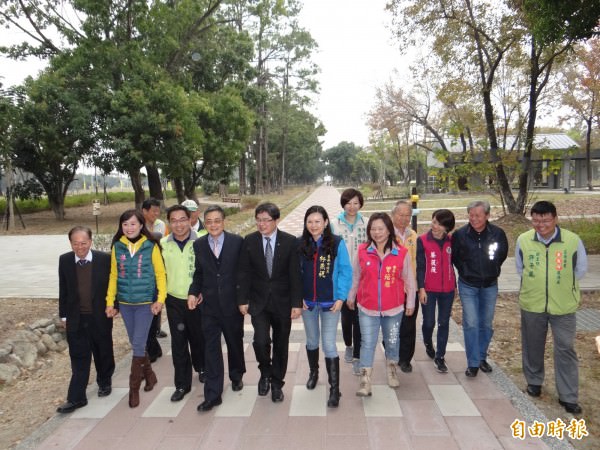 台南市代市長李孟諺（前排左五）與市府主管、議員、民代代表們漫步在甫開放的東區平實公園。（記者王俊忠攝）