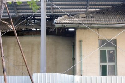 位在商業區的原台南州立農事試驗場辦公廳舍古蹟殘破，暫以鐵皮架外罩防護。 （記者洪瑞琴攝）