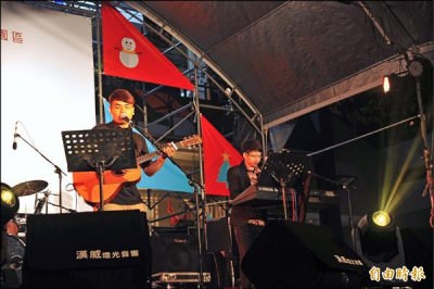 台南文化創意產業園區希望讓民眾更貼近次文化樂團，將不定期舉辦音樂會，讓獨立樂團有舞台。 （記者王捷攝）