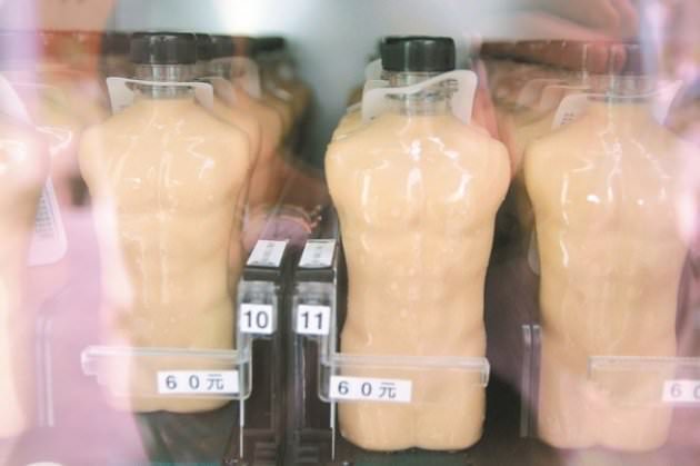台南正興街知名小鮮肉奶茶在衛民街設置販賣機，內裝有小鮮肉瓶身的奶茶。 記者鄭宏斌／攝影