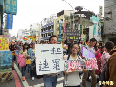 參加遊行人數多達近2000人，為台南首場大規模的同志遊行。（記者蔡文居攝）