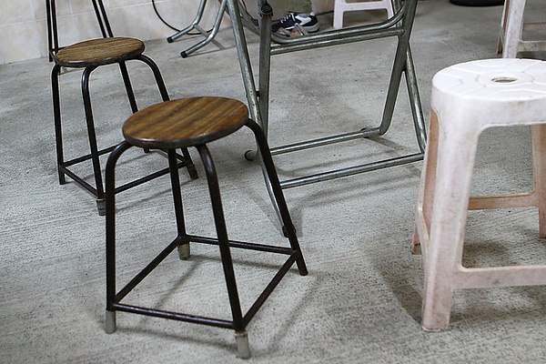 椅子也很簡單，塑膠椅及舊式木鐵椅