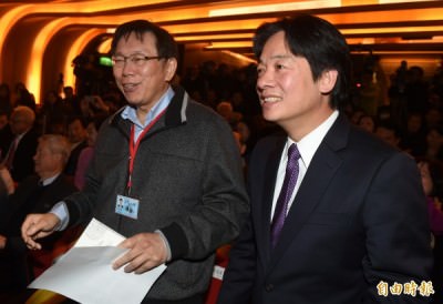 柯文哲（左）接受媒體訪問，針對台灣的「造神運動」表示，很多政治人物常被媒體「造神又滅神」，他更說賴清德（右）就是陷入這個困境而岌岌可危。（資料照，記者簡榮豐攝）