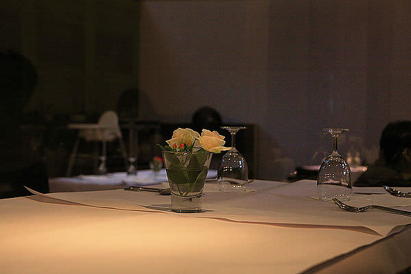 每桌上都有花.JPG