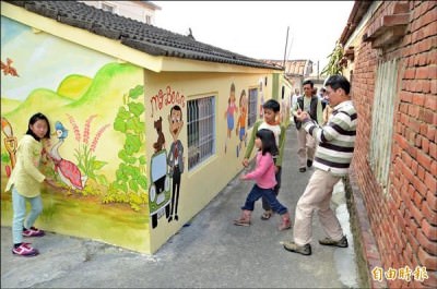 台南市大內石林里成為網路正夯的彩繪村，其實來自一對夫妻檔回娘家「在牆上塗鴉哄小孩」，無心插柳柳成蔭，假日都吸引不少親子造訪。（記者吳俊鋒攝）