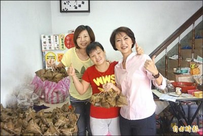 立委陳亭妃（右）與妹妹陳怡珍（左）推薦成功路上的「明和菜粽」 。 （記者洪瑞琴攝）