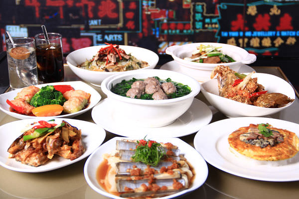 共十三道粵式美味、三道大佬私房菜、鹹檸飲料以及港式甜點，不用出國就能體驗香港傳統的在地美食與氛圍。