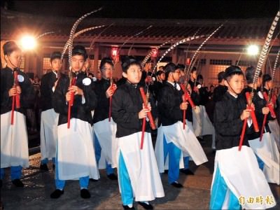 台南祭孔大典上，小學佾生跳佾舞。（記者王俊忠攝）