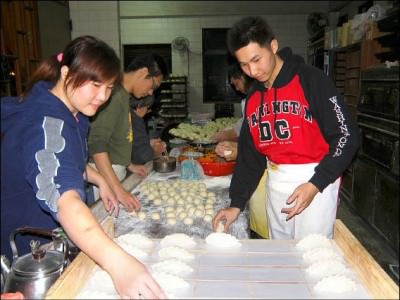 台南人冬至要吃菜包，葷、素都有，素的餡料為素料、香菇，葷內含肉、蛋黃，百年老餅舖每年得製作上千顆菜包，才能滿足消費者。  （記者孟慶慈攝）
