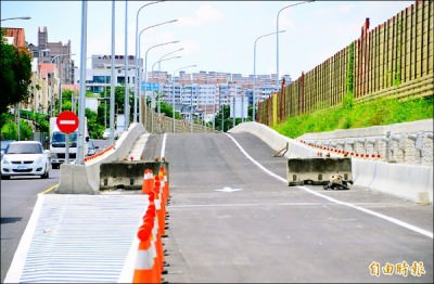 大灣交流道南下出口匝道已經完工，本月6日啟用。 （記者吳俊鋒攝）