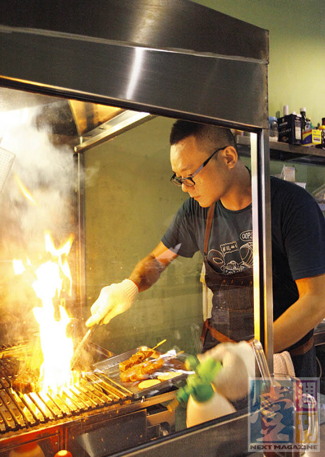 ▲從事燒烤工作超過10年的老闆阿弘，喜歡挑戰新的食材與烤法。