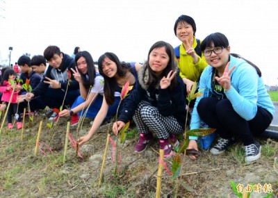 華醫號召學生參與植樹，迴響熱烈。（記者吳俊鋒攝）
