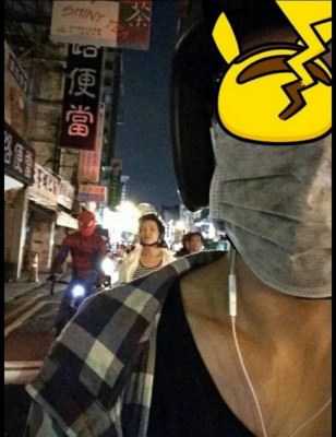台南市街頭3日深夜出現騎單車的蜘蛛人（左後方），讓路人吃驚又覺得好笑！（記者王俊忠翻攝自網路）