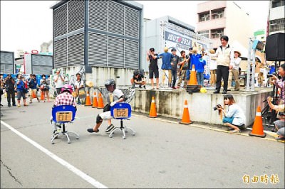 台南市長賴清德（看台上右）為辦公椅滑行30公尺競速賽鳴槍起跑 （記者王俊忠攝）