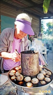 安平區漁光島的茶葉蛋阿嬤，堅持卅年不漲價。（記者劉婉君攝）