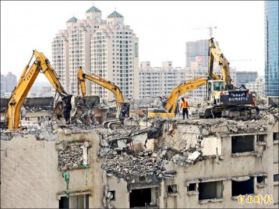 大鋼牙在中國城高樓層執行拆除作業，宛如空中上演「變形金剛」。 （記者洪瑞琴攝）