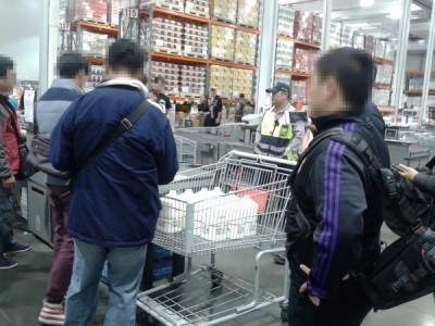但台南分店卻拒絕民眾大量購買林鳳營鮮乳，造成店家與民眾衝突，警方因此到場關注。（圖擷取自民眾臉書打卡）