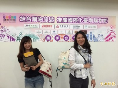 為吸引國外旅客來台南購物，南市經發局推出「台南購物旅遊獨享專案」。（記者王涵平攝）