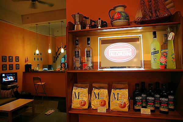 店內櫃子，義大利來的Mulino BLanco國民品牌餅乾及CIRIO extra virgin處女橄欖油.JPG