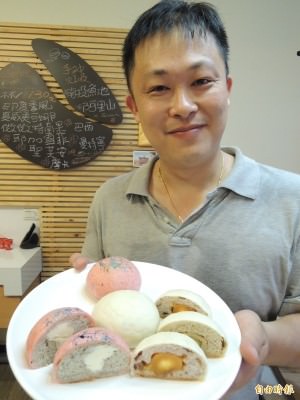 麵包店業者開發新式月餅，主動出招拉買氣，不受登革熱影響。（記者洪瑞琴攝）