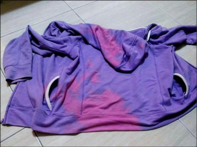 網友貼出被不明液體腐蝕掉顏色的外套。 （記者黃欣柏翻攝自網路）
