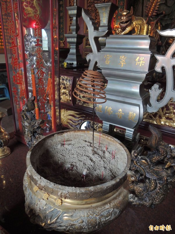 佛祖殿前的中爐日前突然「發爐」，廟方人員直覺「神明有事要指示」。（記者林孟婷攝）