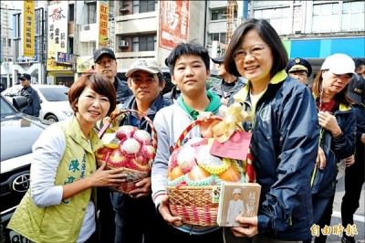民進黨蔡英文昨在台南掃街拜票，支持民眾送上包粽提籃祝蔡英文高票當選。 （記者王捷攝）