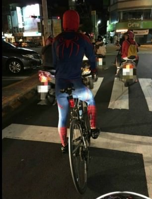 有機車騎士說，這位單車蜘蛛人騎的蠻快的，希望下次在街頭遇到更多英雄（記者王俊忠翻攝自網路）