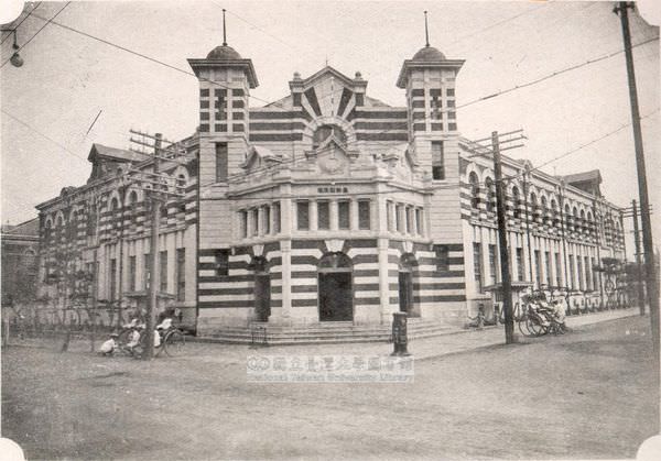 台南郵便局於1909年（明治42年）完工，由森山松之助設計。1973年拆毀。