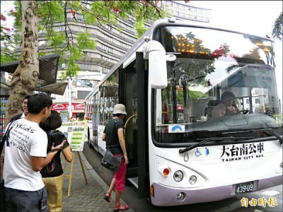 府城客運引進廿輛低地板公車，可提供免費無線上網服務。 （記者蔡文居攝）