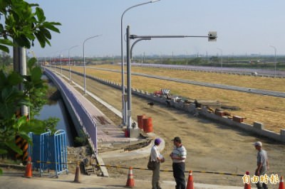 台江大道西段工程目前在安南區已進行到曾文溪畔。（記者蔡文居攝）