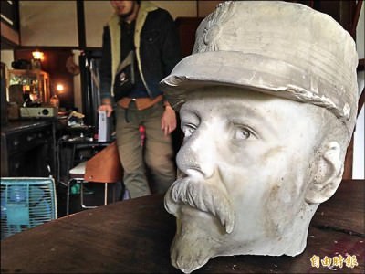 文化局依據雕像帽子上的「旭日章」及橫紋判斷，這位人像至少是將級軍官，但是否是兒玉不敢確定。（記者王捷攝）