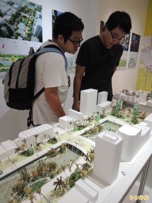 「府城軸帶地景改造國際競圖」成果展覽，讓民眾對未來拆除中國城的規劃願景有新想像空間。（記者洪瑞琴攝）