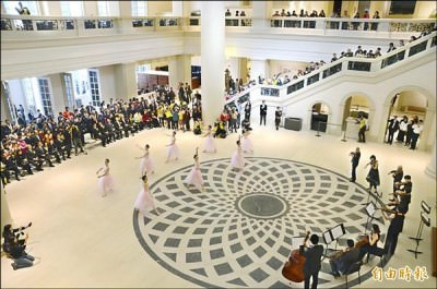 奇美在博物館大廳安排室內樂團，以及芭蕾舞蹈的演出，在宏偉的藝術殿堂裡，營造出宮廷般喜慶氛圍。 （記者吳俊鋒攝）
