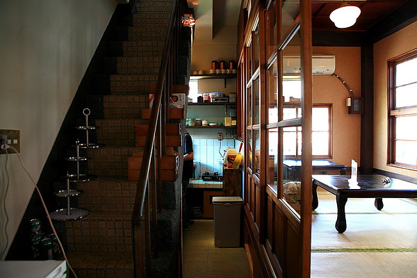 二樓，上樓樓梯、廚房及座位.JPG